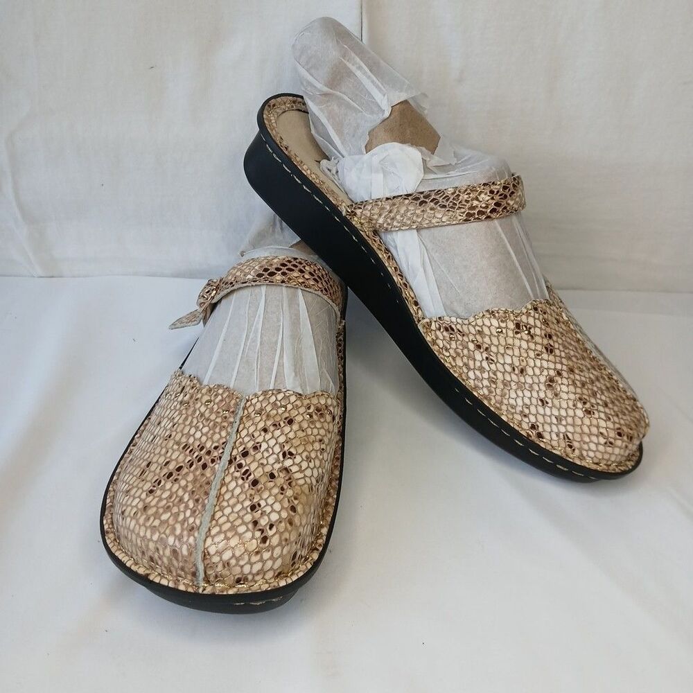 Alegria Women's Flats in Tan and Black